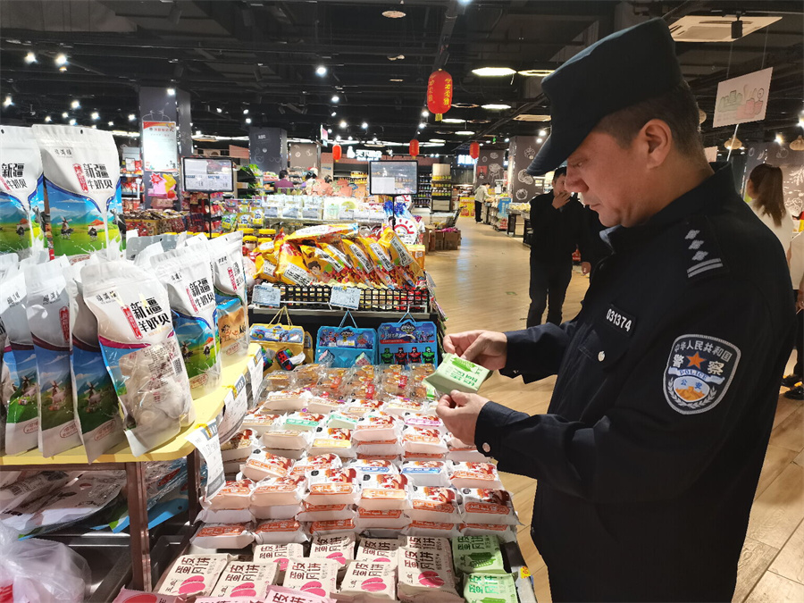 守護“舌尖”安全 共凝團圓味道——昌吉公安開展“中秋、國慶”節前食品安全檢查